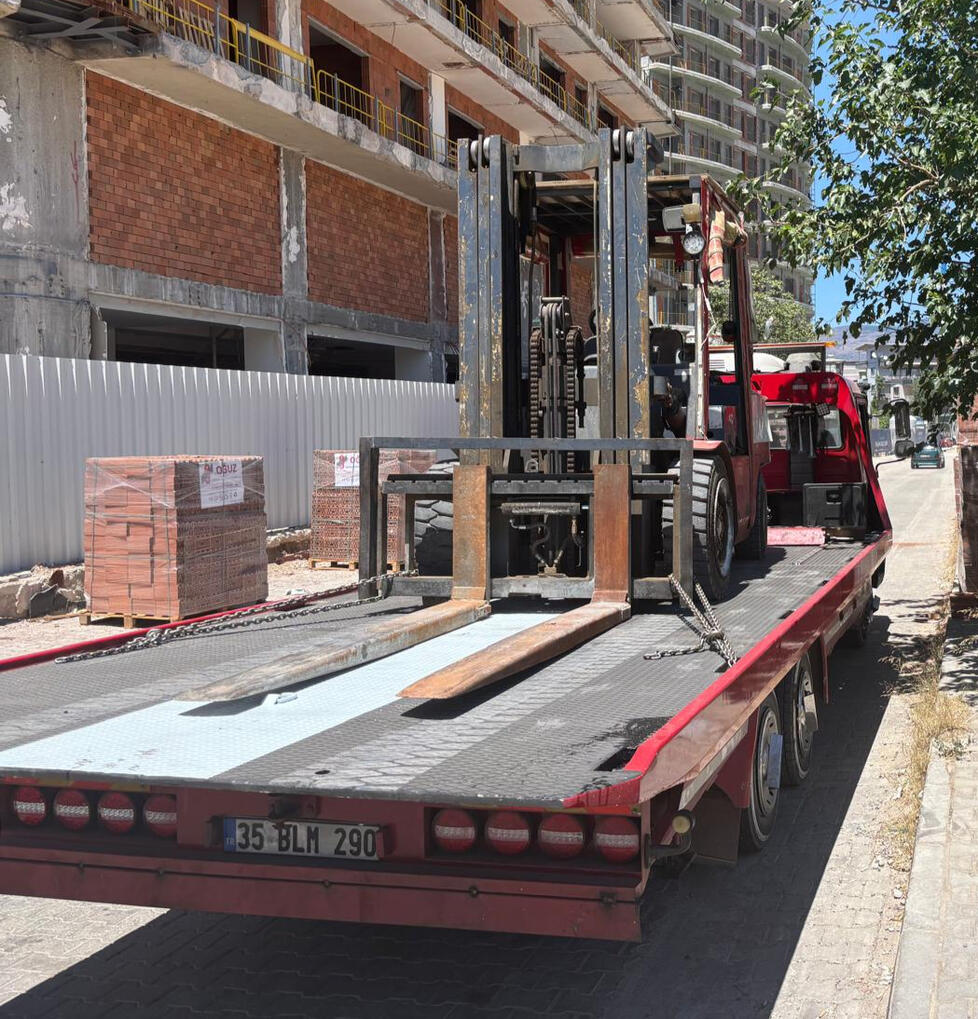 Görkemli Kurtarıcı ile İzmir'de iş makinesi taşıma hizmeti İzmir Bornova'da Görkemli Kurtarıcı oto kurtarma ve yol yardım aracı