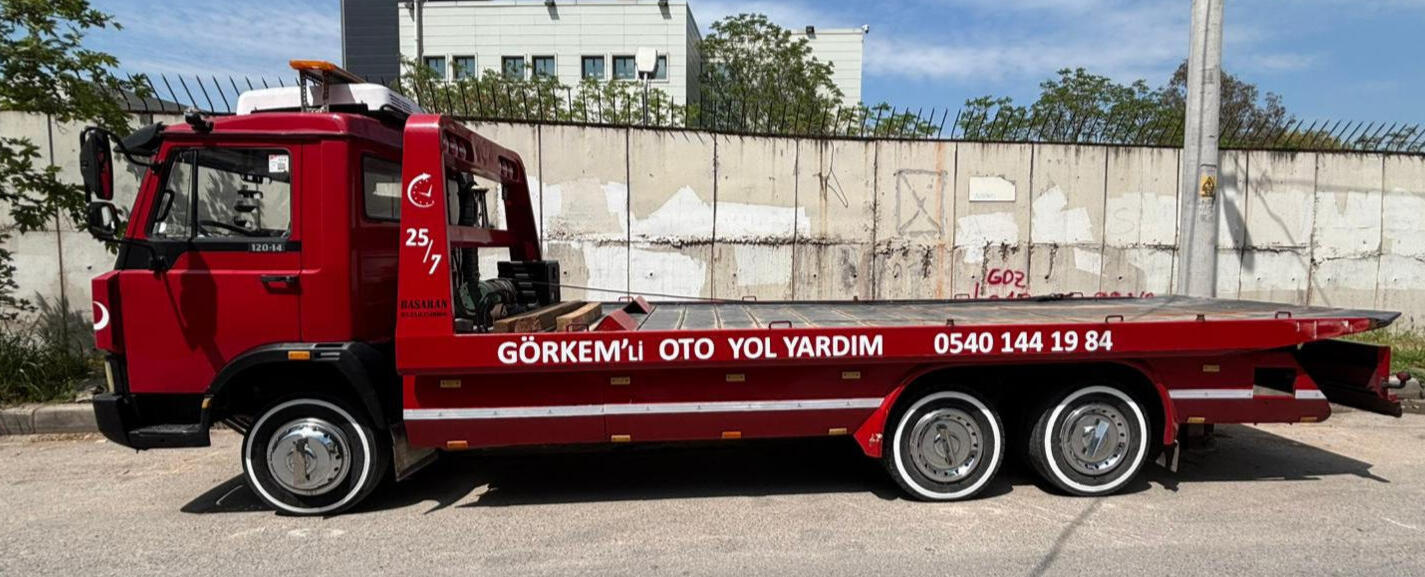 Forklift ve iş makinesi taşıma Görkemli Kurtarıcı kırmızı platform araç ile İzmir'de forklift taşıma hizmeti