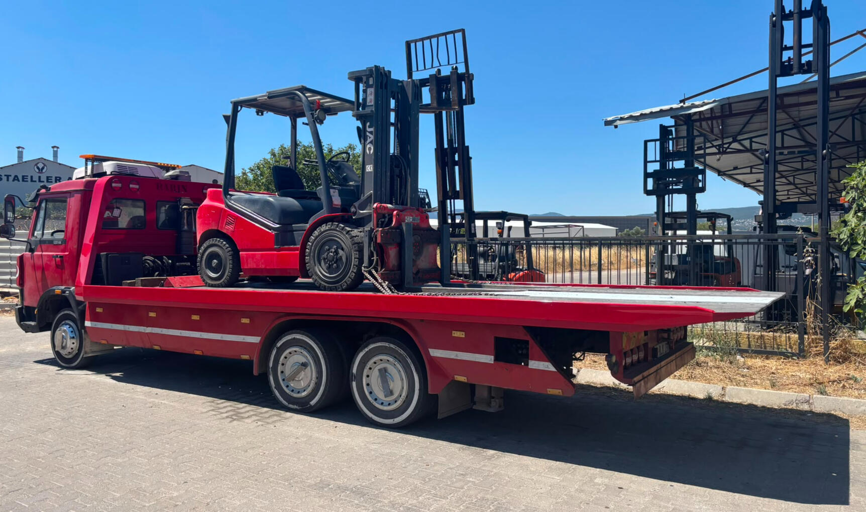 Güvenli araç taşıma İzmir Bornova'da Görkemli Kurtarıcı oto kurtarma ve yol yardım aracı