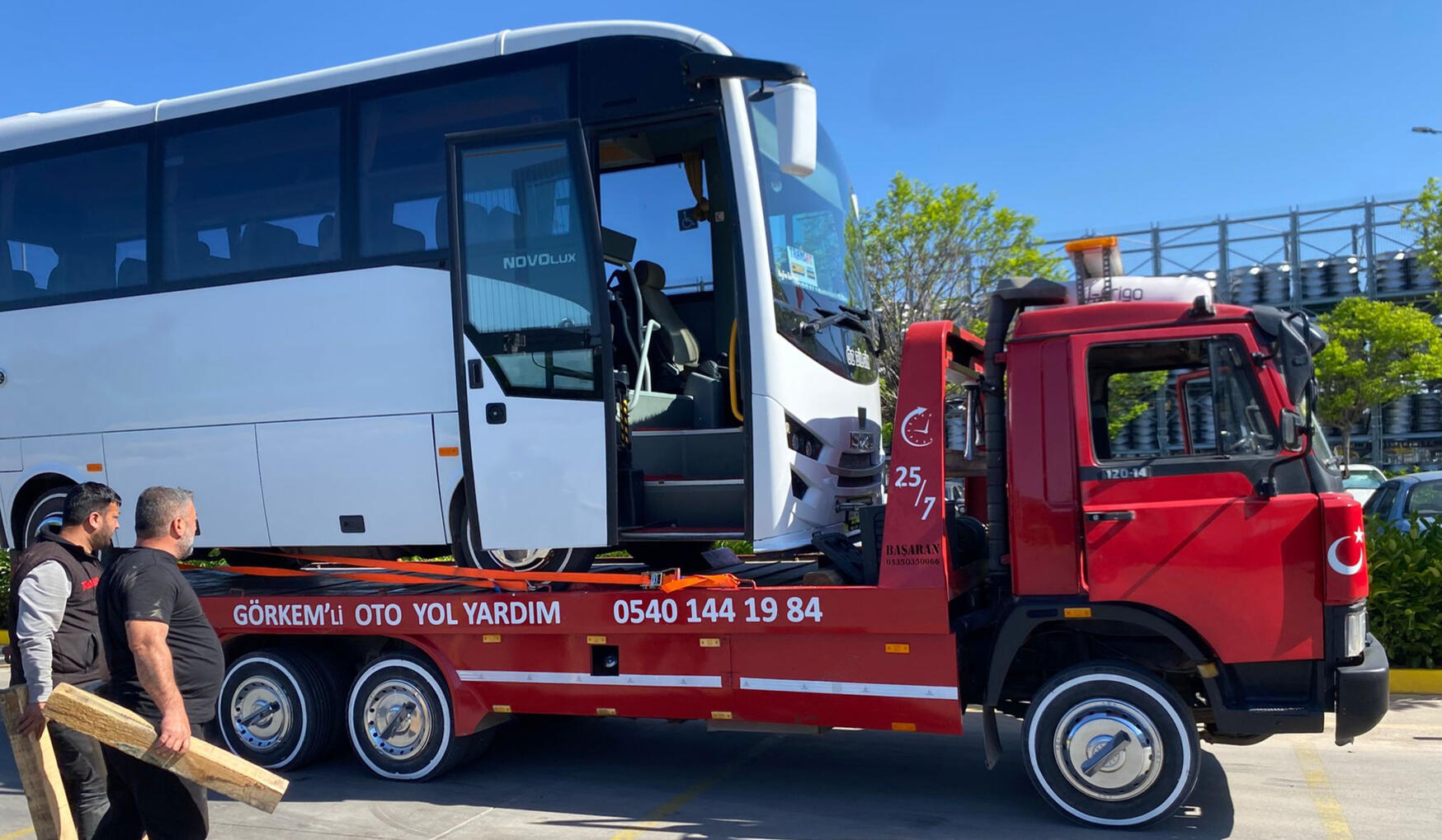 Oto kurtarma ve yol yardım İzmir Bornova'da Görkemli Kurtarıcı oto kurtarma ve yol yardım aracı
